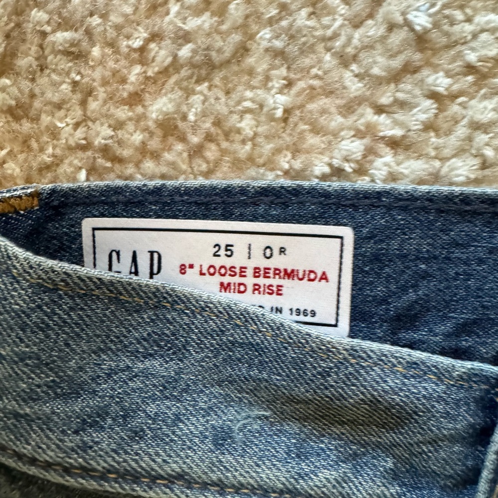 NEW Gap 8" Mid Rise '90s Loose Denim Bermuda Shorts in Medium Indigo - Picture 2 of 6